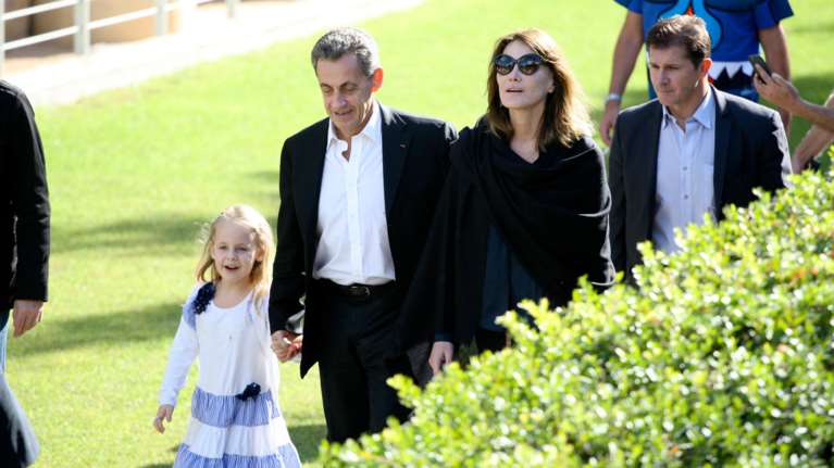 Μπρούνι - Σαρκοζί: Η όμορφη 6χρονη κόρη τους ποζάρει δίπλα στις Καρυάτιδες