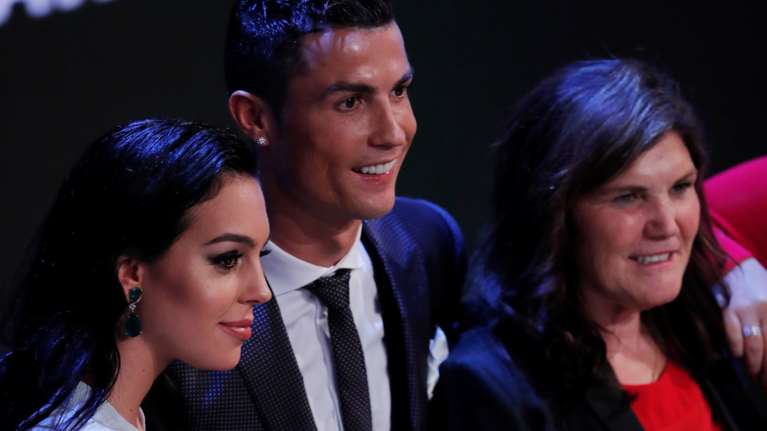 Ρονάλντο: Σπάνια εμφάνιση μαζί με τη μαμά του και την έγκυο σύντροφό του