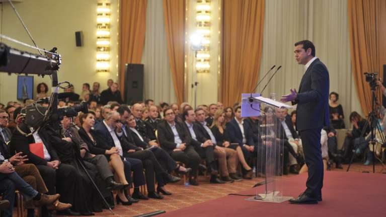 «Απεταξάμην» τις εκλογές με... εξαγγελίες και παροχολογίες