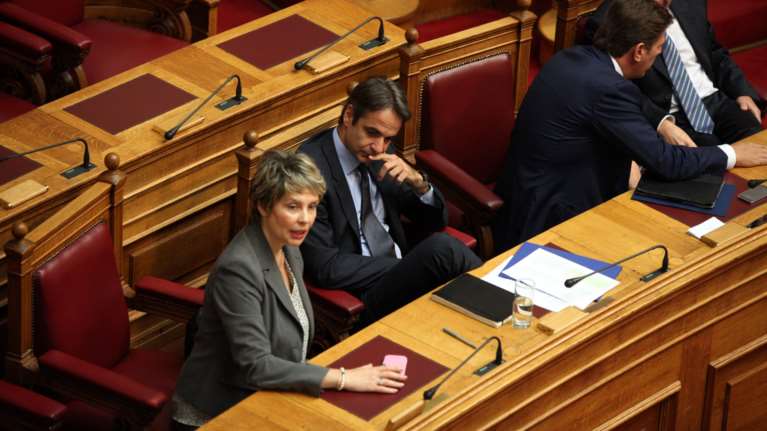 Το «φλερτ» με τον Καμμένο έφερε τη διαγραφή της Παπακώστα