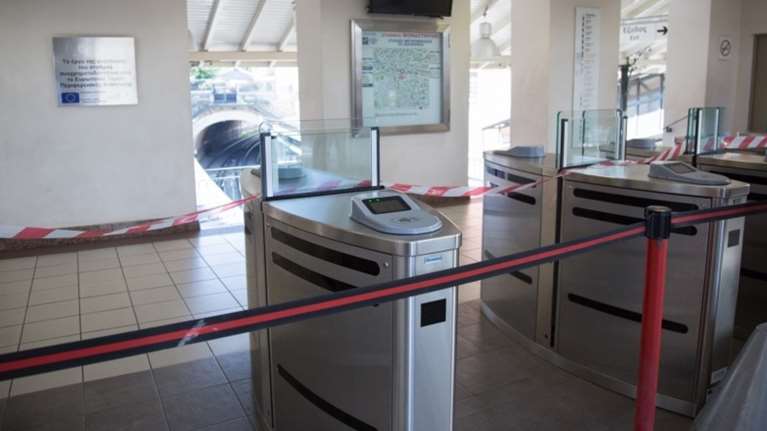 Νεκρή είναι η γυναίκα που έπεσε στις γραμμές του ΗΣΑΠ