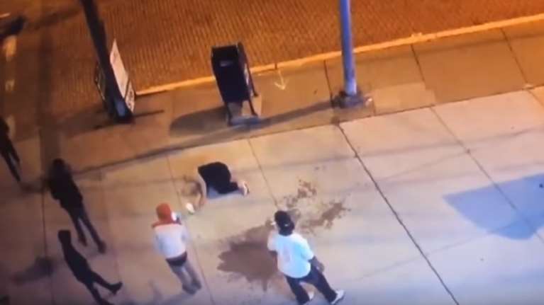 Αδιανόητο. Την χτύπησαν και οι περαστικοί αντί να βοηθήσουν έβγαζαν σέλφι!