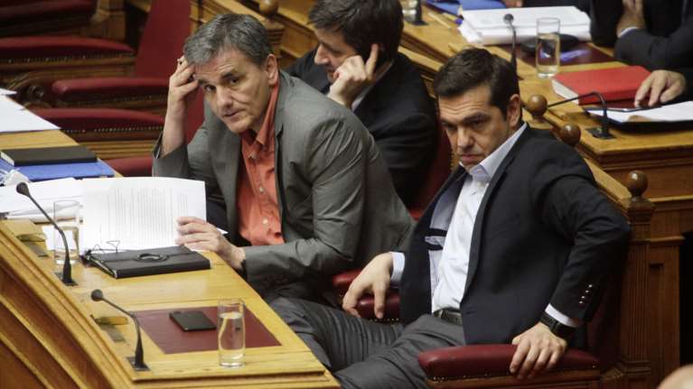 Με «δεκανίκι» ΔΕΚΟ και ταμεία έχτισαν το υπερπλεόνασμα