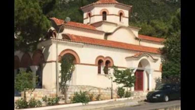 Υπουργός βάφτισε τον γιο του κρυφά σε ...νεκροταφείο