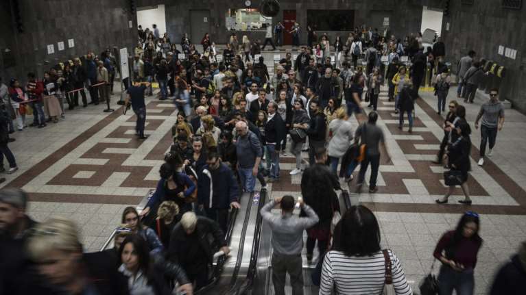 Ταλαιπωρία για το νέο εισιτήριο, «σύνηθες» λέει ο υπουργός