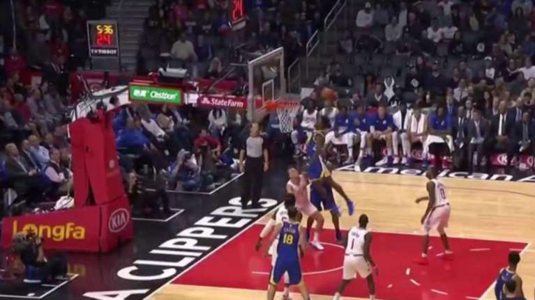 Η «πτήση» του Μπελ για το follow κάρφωμα