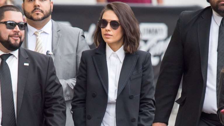 Μίλα Κούνις: Τολμηρό street style με κόκκινες δερμάτινες μπότες 1.160€