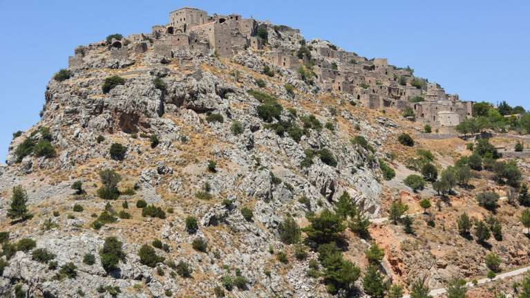 Πρόστιμο 2.400 ευρώ στην ερημίτισσα του Ανάβατου για τα αδέσποτα!