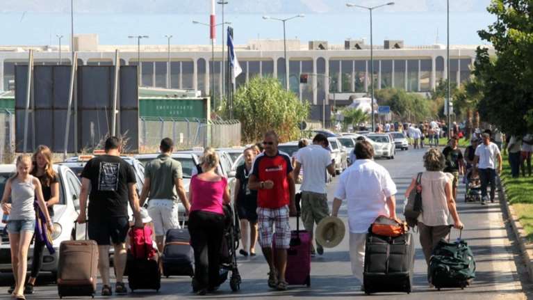 Οι ουρές επιβατών έφτασαν έξω από το αεροδρόμιο Ηρακλείου (φωτογραφίες)