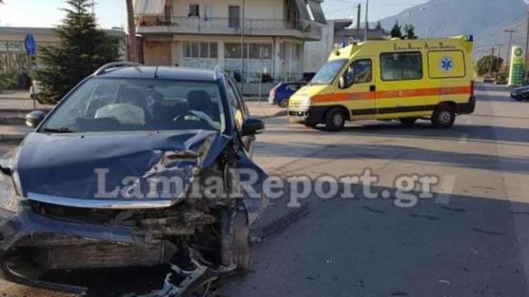 Τροχαίο έξω από σχολείο στη Λαμία - Τραυματίστηκαν δύο μαθήτριες (ΦΩΤΟ)