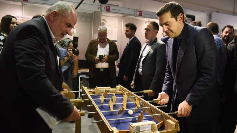 O Τσίπρας έπαιξε ποδοσφαιράκι και είδε τα προϊόντα κάνναβης