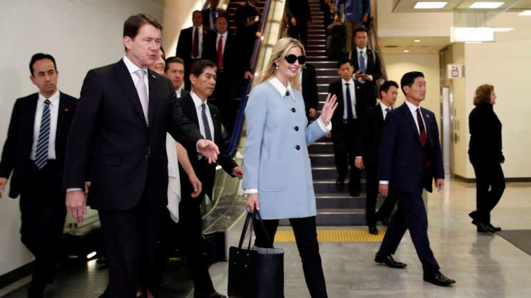 Η Ιβάνκα Τραμπ μόλις προσγειώθηκε στο Τόκιο με απίθανο φλατ παπούτσι