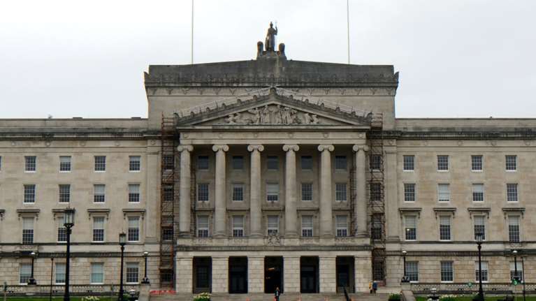 Σάλος στη Β.Ιρλανδία για τους μισθούς των αργόσχολων βουλευτών