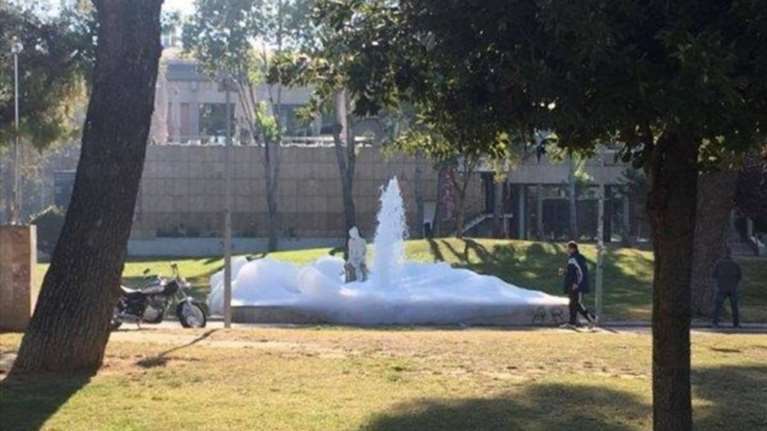 Έριξαν σαμπουάν στο συντριβάνι του Λευκού Πύργου