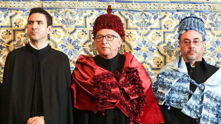 Ο Γιούνκερ ντύθηκε... πορτοκαλί σε εκδήλωση στην Πορτογαλία