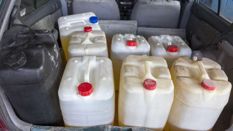 Aδειασαν από φορτηγό όλο το πετρέλαιο