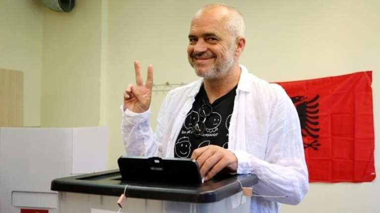 Σάλος στην Αλβανία: Εφημερίδα υποστηρίζει ότι ο Ράμα είναι... σχιζοφρενης