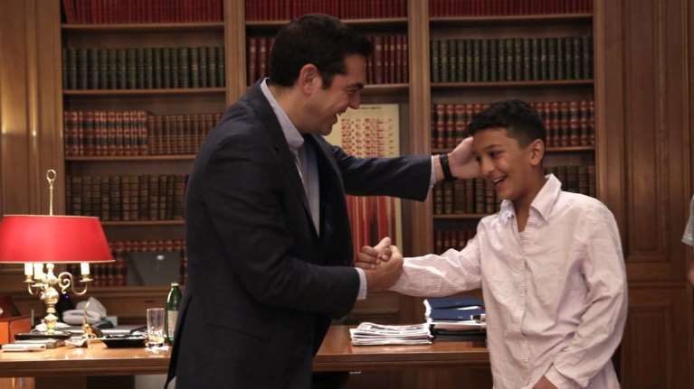 Μια ελληνική σημαία, το συμβολικό δώρο του Αλέξη Τσίπρα στον μικρό Αμίρ