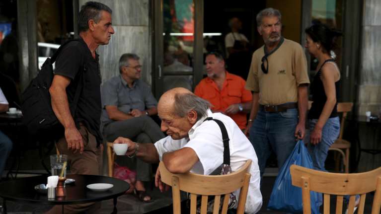 ΕΛΣΤΑΤ: Πτώση κατά 2,7 δισ. ευρώ του διαθέσιμου εισοδήματος το 2016