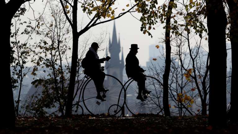 Στην Πράγα ο 23ος αγώνας με ποδήλατα... αντίκες