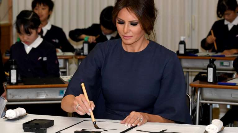 Η καλή μαθήτρια Μελάνια μαθαίνει κινέζικη καλλιγραφία [εικόνες]