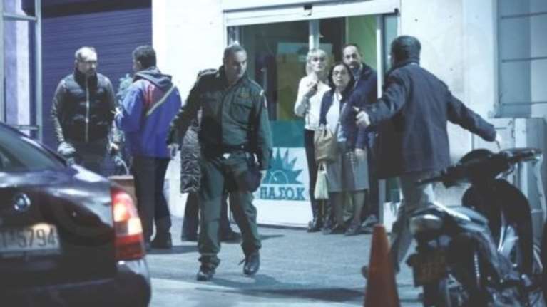 Επίθεση έξω από ΠΑΣΟΚ: Καταδίκη και ευθύνες στην κυβέρνηση από τα κόμματα