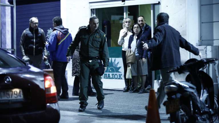 O σκοπός είδε τον ένοπλο-Φώναξε στους αστυνομικούς να καλυφθούν