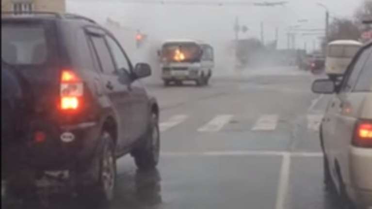 Φωτιά εν κινήσει σε λεωφορείο στη Ρωσία - βίντεο