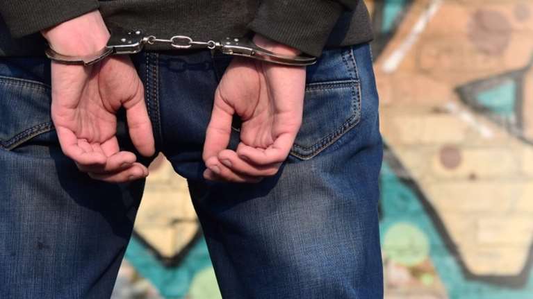 Εξαρθρώθηκε σπείρα που διακινούσε κάνναβη σε σχολεία