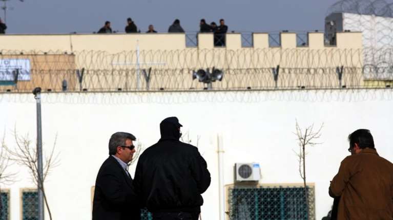 &quot;Μάχη&quot; με μαχαίρια μέσα στις φυλακές Τρικάλων - Δύο τραυματίες