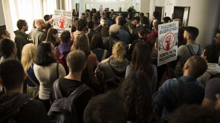 Εισβολή νοσοκομειακών γιατρών στο υπουργείο Υγείας