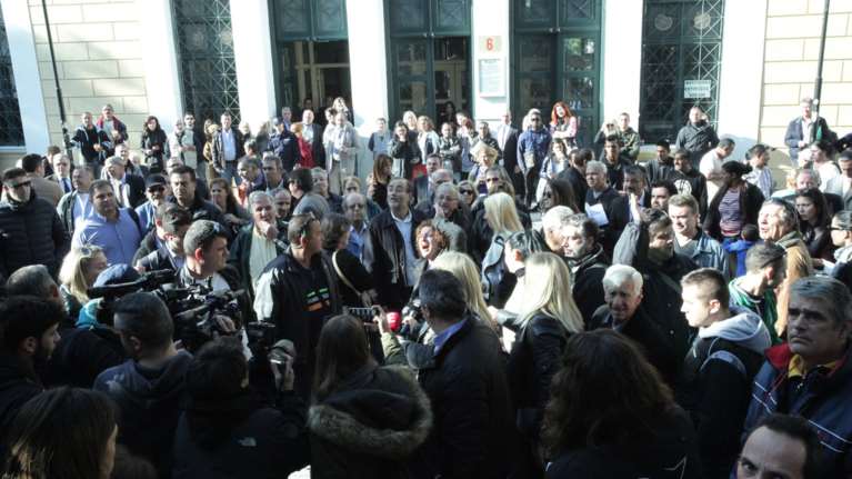 Το πλήθος απειλεί να λιντσάρει τον δολοφόνο της Δώρας