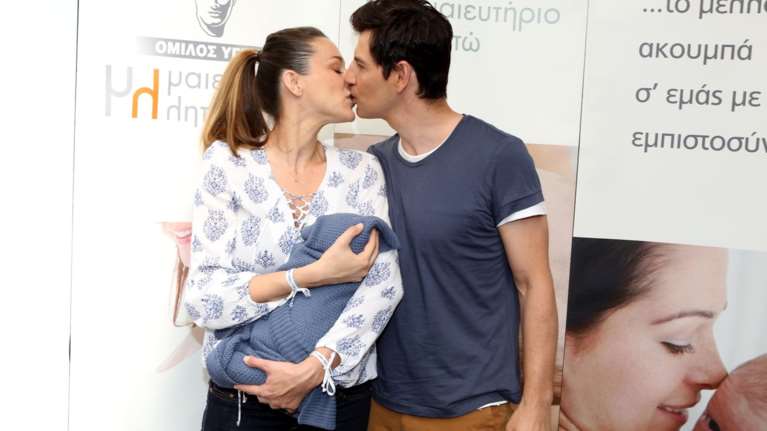 Ρουβάς - Ζυγούλη: Ο μικρός γιος τους ανακαλύπτει τον κόσμο - η τρυφερή φωτο