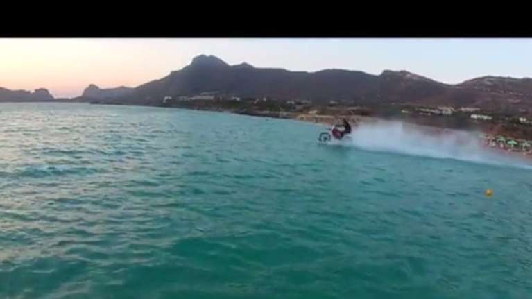 Κάνει σερφ με τη μηχανή του στη θάλασσα και τρελαίνει κόσμο!