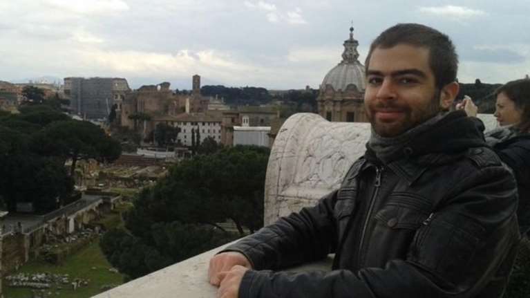 Ο γιος του Κουφοντίνα κέρασε γλυκά τους δημοσιογράφους- βίντεο