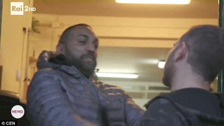 Μαφιόζος επιτίθεται σε δημοσιογράφο της RAI - Video