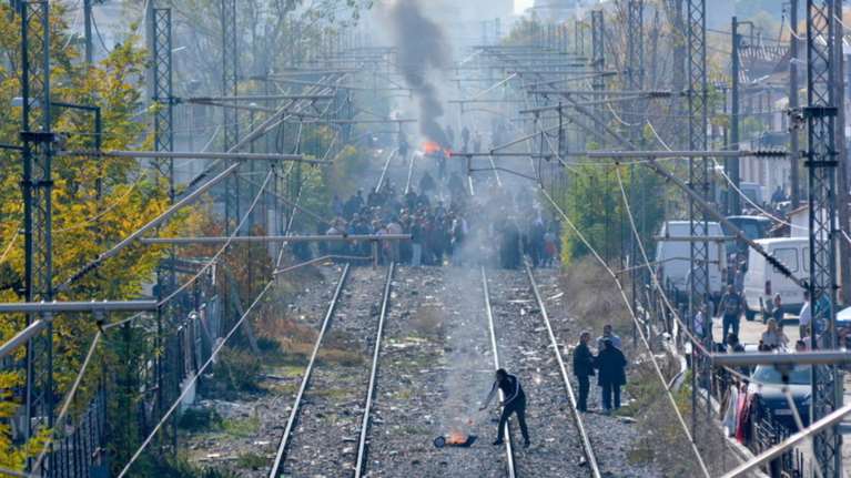 Επεισόδια στη Λάρισα σε αποκλεισμό σιδηροδρομικής γραμμής (ΦΩΤΟ)