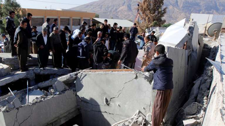 Εκατόμβη από τον σεισμό σε Ιράν - Ιράκ με 328 νεκρούς και 2.500 τραυματίες