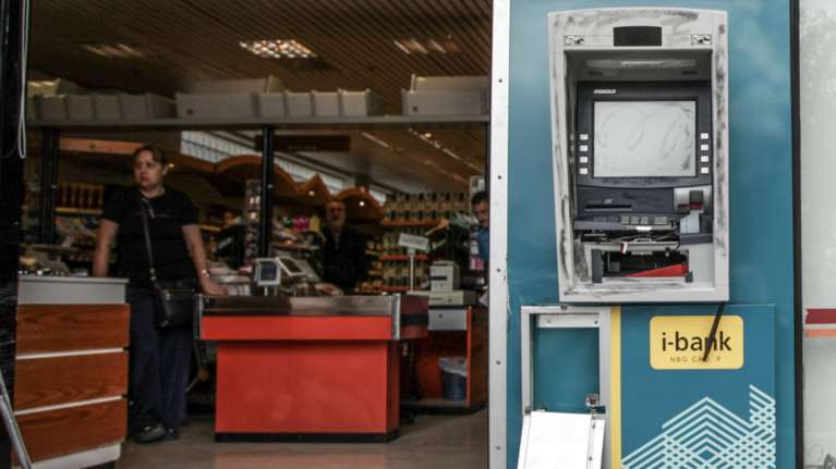 Ανατίναξαν ΑΤΜ στα Καλύβια αλλά δεν πήραν τα χρήματα