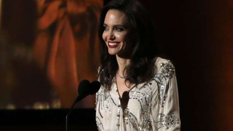 Η πανέμορφη Τζολί χόρεψε επί σκηνής φορώντας τουαλέτα με τεράστιο σκίσιμο