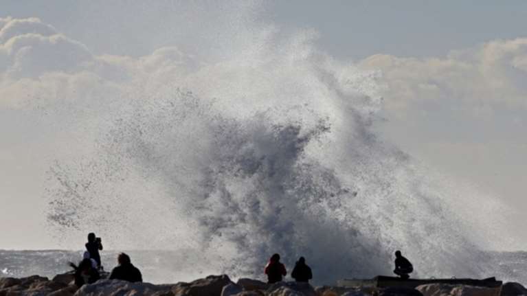 Συγκλονιστικές εικόνες από τους σέρφερς στη Μασσαλία