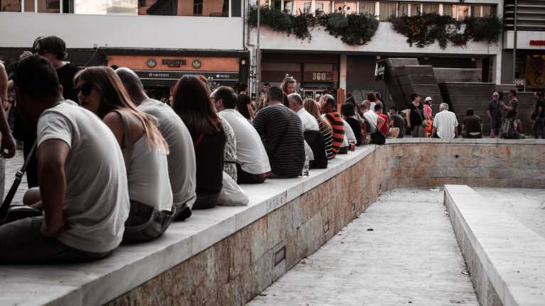 Spiegel: Στα πρόθυρα της φτώχειας οι νέοι στην Ελλάδα