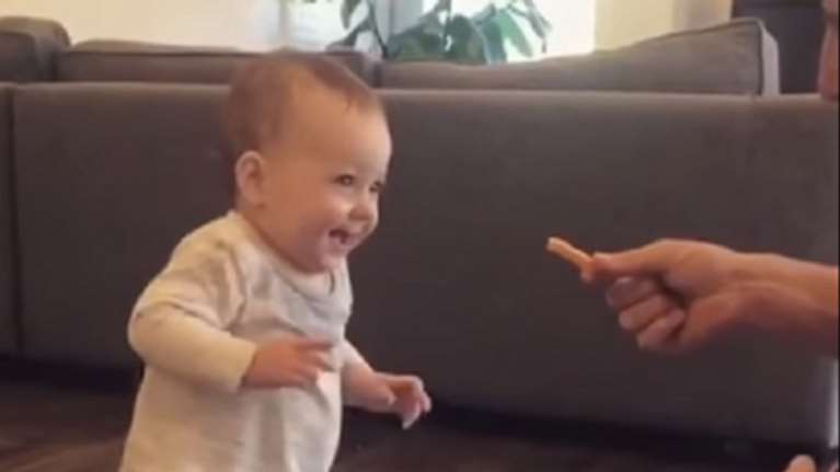 Mωρό κάνει τα πρώτα του βήματα για χάρη... μιας τηγανητής πατάτας