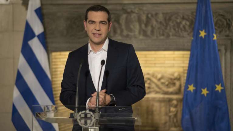 Μέρισμα 1,4 δισ. ανακοίνωσε ο Τσιπρας - Βολές από τα κόμματα