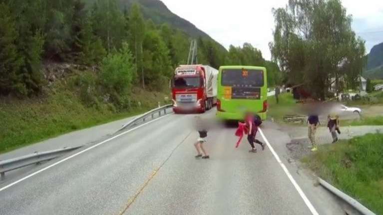 Παιδί γλιτώνει παρά τρίχα από βέβαιο θάνατο στο δρόμο