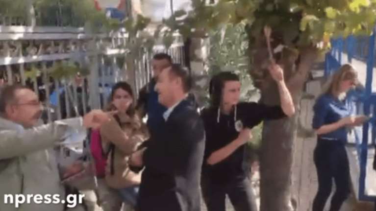Χαμός σε Λύκειο της Ναυπάκτου: Μαθητές κλείδωσαν τον διευθυντή  - Βίντεο