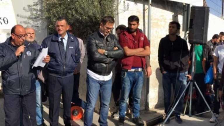 Στη Λέσβο διαμαρτύρονται και οι αστυνομικοί και οι πρόσφυγες
