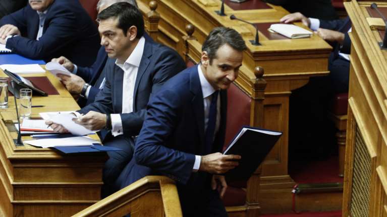 Κόντρα για τις κάλπες και τους φτωχούς στη σκιά του μερίσματος