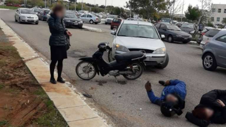 Τράκαραν σε προαύλιο νοσοκομείου &amp; περίμεναν 15 λεπτά ασθενοφόρο!