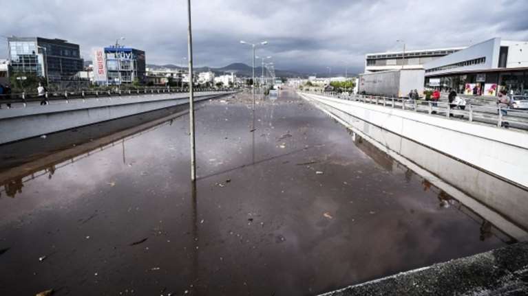 Η απόλυτη καταστροφή! Βούλιαξαν μέχρι και νταλίκες